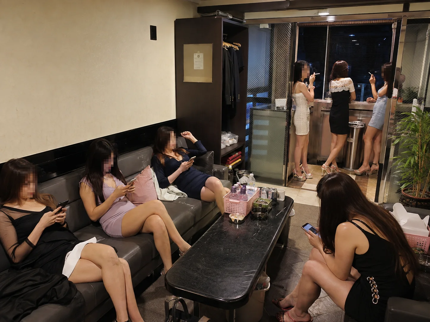 밤에 매장 입구에서 여성 지원자를 맞이하는 대구동구 노래방알바 실장